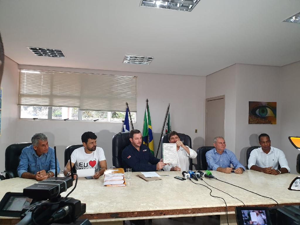 Sema-MT entrega licença de captação de água para a prefeitura de Tangará da Serra