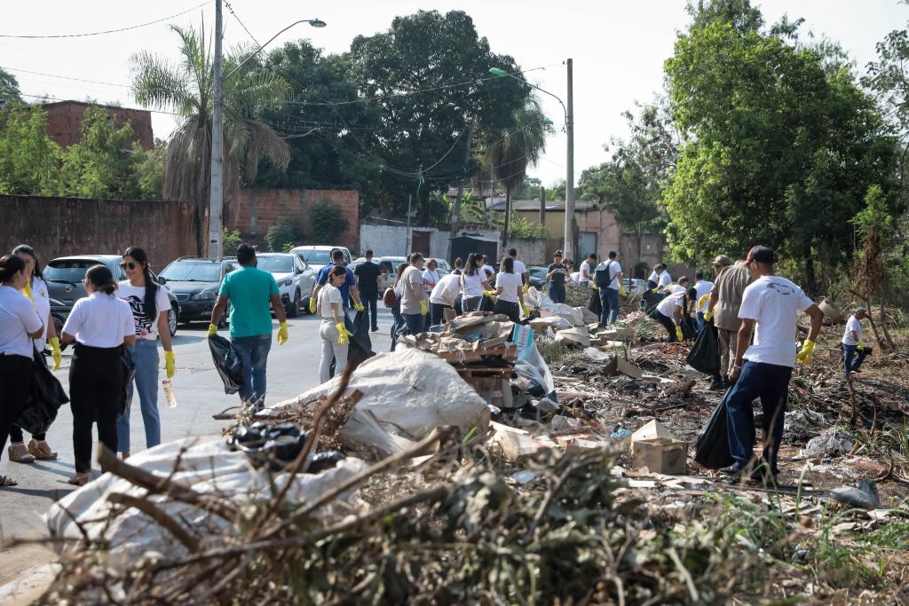 Governo promove mutirão para limpeza de nascente no Centro Político Administrativo