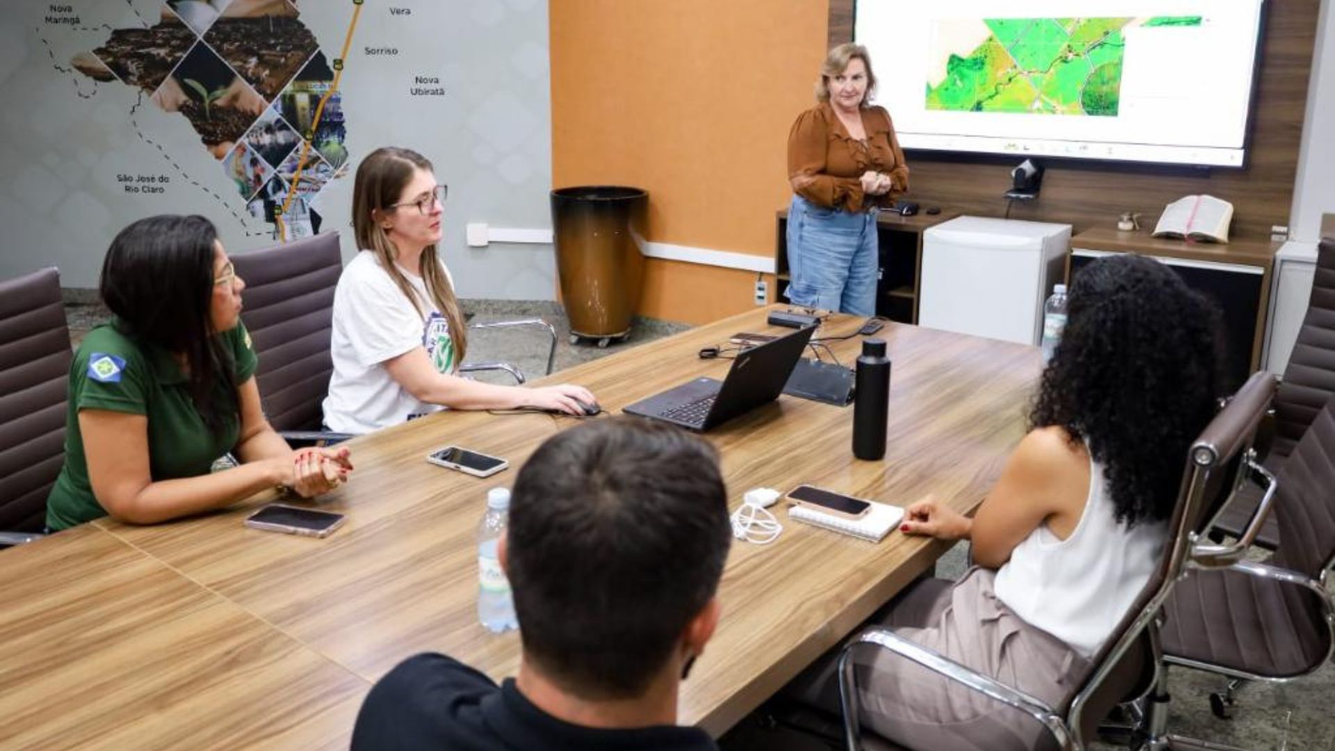 Sema capacita servidores da prefeitura de Lucas do Rio Verde sobre SIMCAR e orienta produtores rurais durante Show Safra