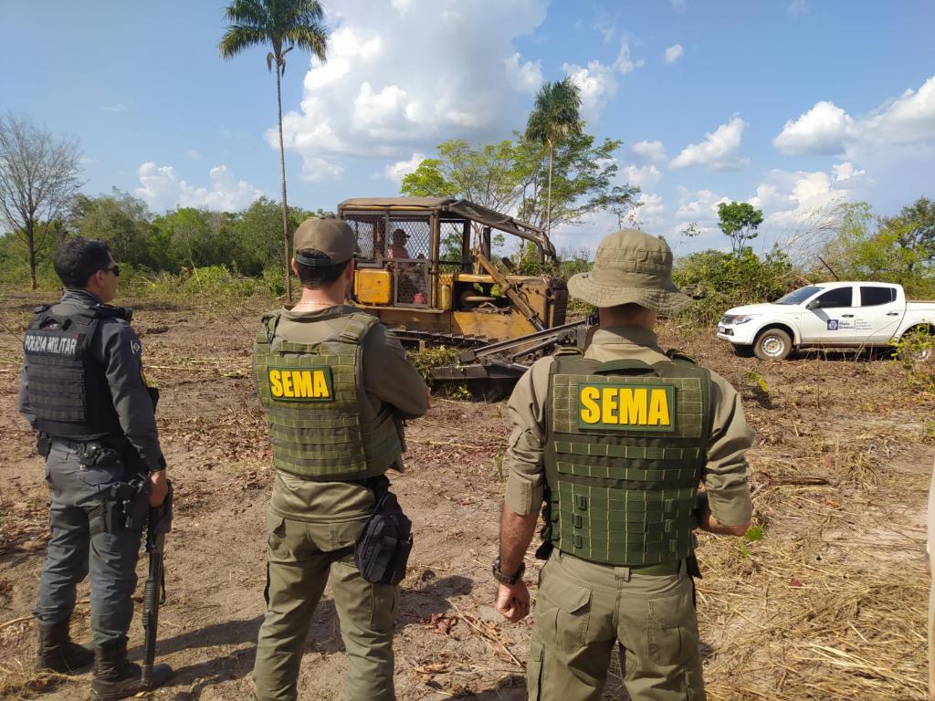 Sema-MT e PM apreendem máquinas usadas em desmatamento ilegal