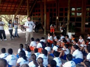 Kiko, da equipe de Educação Ambiental da Sema, conversar com as crianças sobre como vai ser a trilha interpretativa