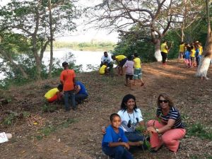 Às margens do Rio Cuiabá, na Passagem da Conceição, nossa coordenadora de Educação Ambiental, Vânia Montalvão, e a secretária municipal de Meio Ambiente de VG, Helen Ferreira Farias, contribuindo com o plantio das mudas!